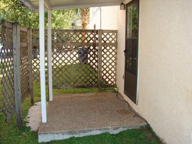 Building Photo - Great Townhome in The Cove!