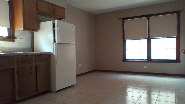 Área con desayunador comedor - 2214 N 74th Ct