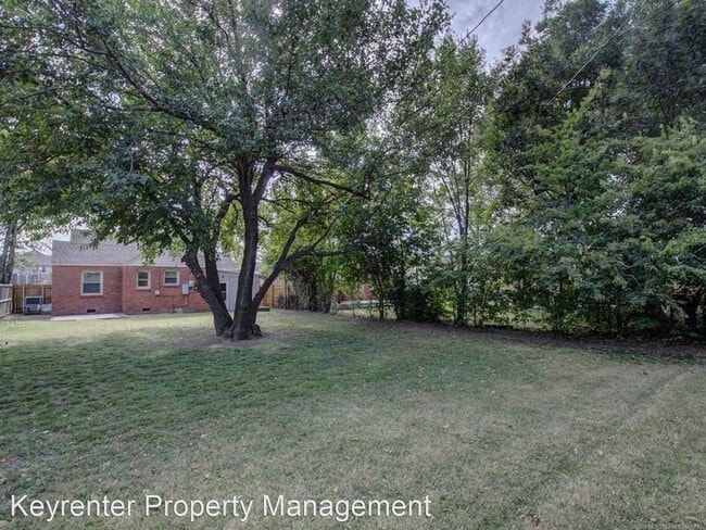 Building Photo - 2 br, 1 bath House - 2441 E 4th St