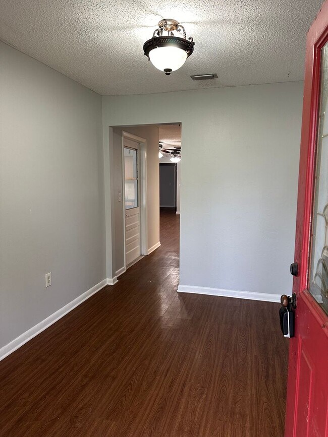 Building Photo - Spacious 4 bedroom 3 bath home in South La...