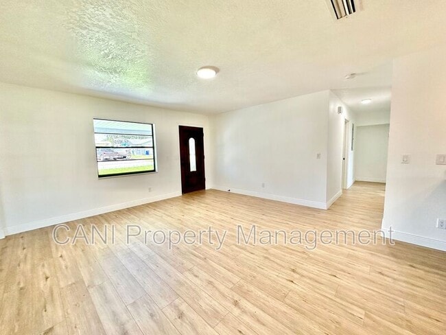 Building Photo - 2517 Royal Palm Dr