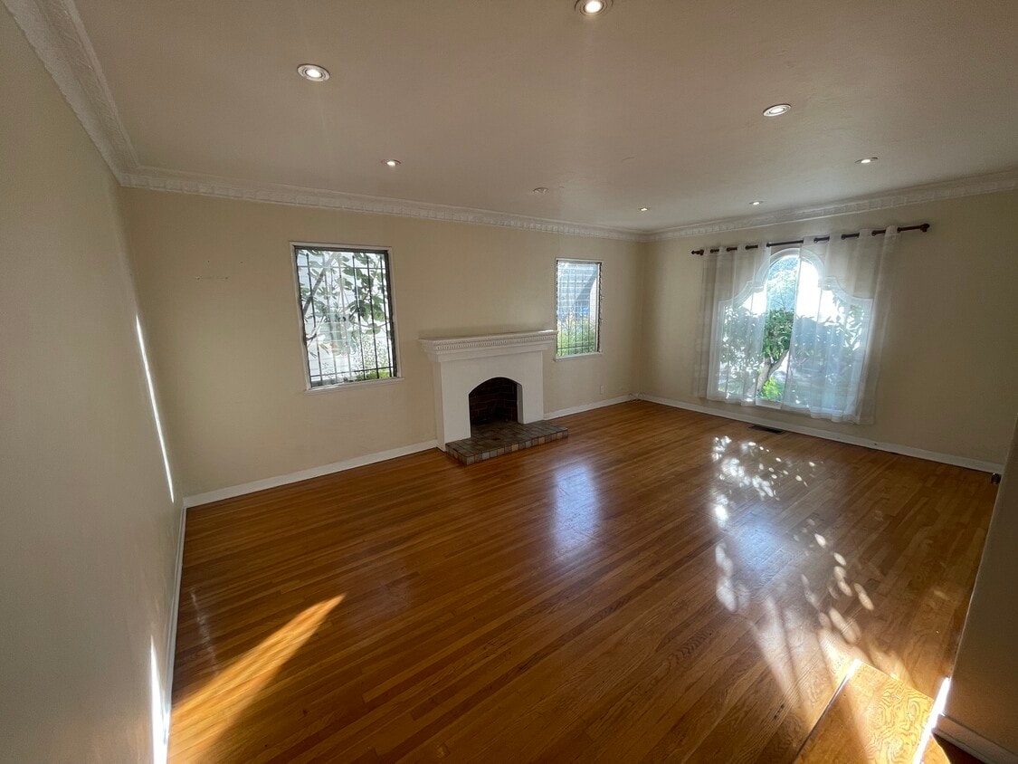 1060 S Corning St, Los Angeles, CA 90035 Townhome Rentals in Los Angeles CA