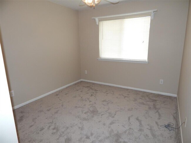 Building Photo - 435 Paradise Ln