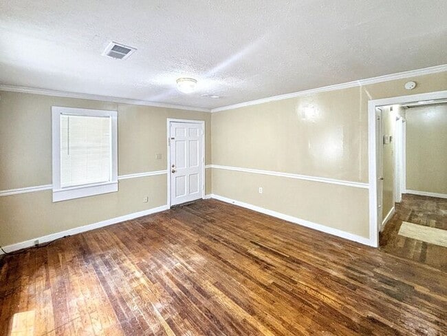 Building Photo - ** PROMO - $500 Off of the first full mont...