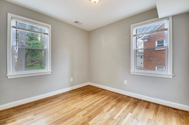 Foto del edificio - 8307 Roanoke Ave