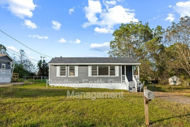 Building Photo - 2421 Circle Dr