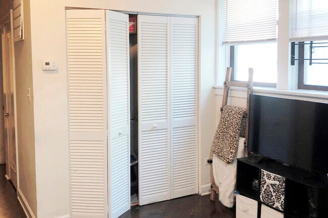 Foto del edificio - 3321 N Lakewood Ave