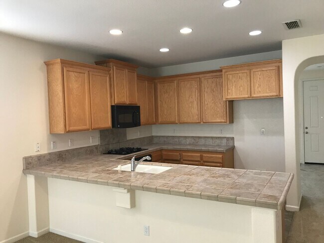 Foto del edificio - 3 Bed| 2 Bath | 1540 SF | 2 Car Garage | Single Story | Tenant pays $175 monthly for WS&G