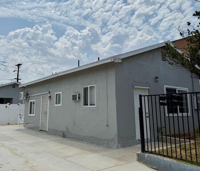 Foto del edificio - 3128 E 1st St