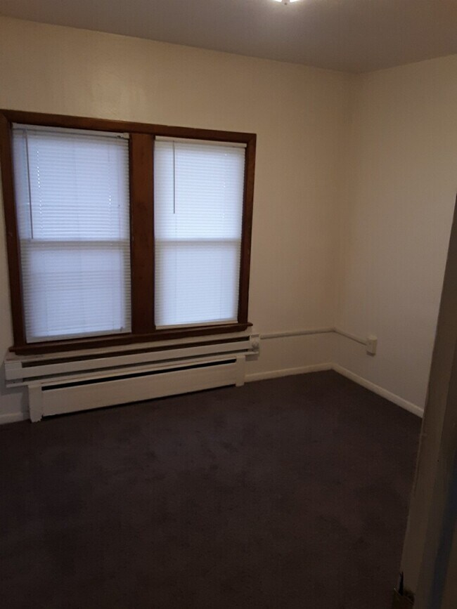 Building Photo - 25 W 73rd Ave