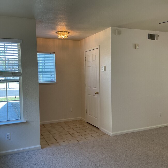 Foto del edificio - 8852 Gemwood Way