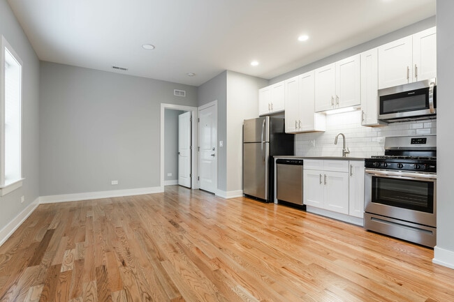 Building Photo - 344 W Dickens Ave