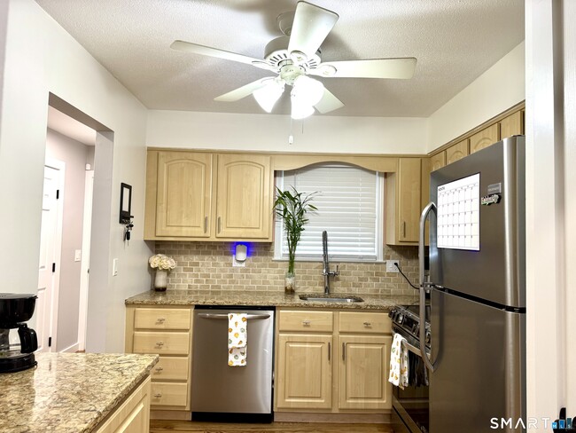 Foto del edificio - 25 Padanaram Rd