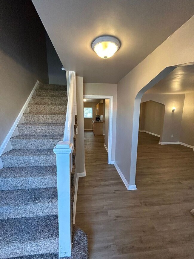 Building Photo - Three Bedroom One And A Half Bath Corner P...