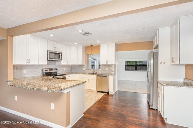 Foto del edificio - 320 Nelson Dr