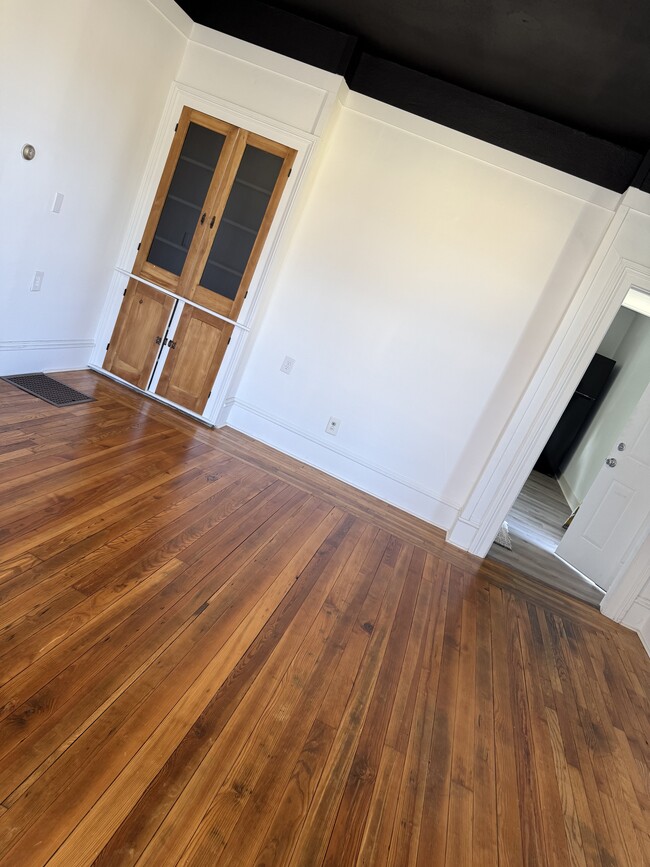 Living room - 305 N Main St