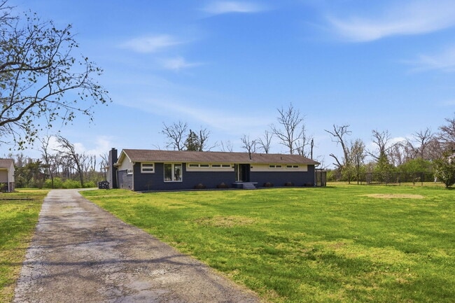 Charming 3-Bed Oasis with Scenic Waterfront Views and Pool 15 minutes from Downtown Nashville - Charming 3-Bed Oasis with Scenic Waterfront Views and Pool 15 minutes from Downtown Nashville Apartment