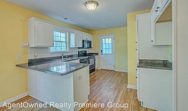 Building Photo - 4 br, 2.5 bath House - 107 Sycamore Dr.