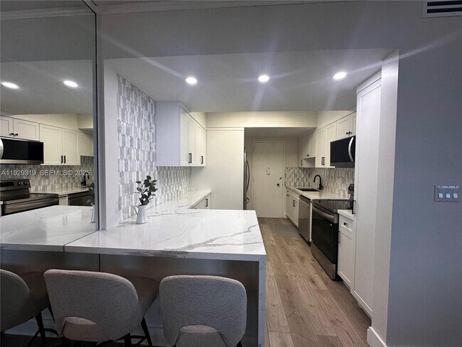 Foto del edificio - 5055 Collins Ave