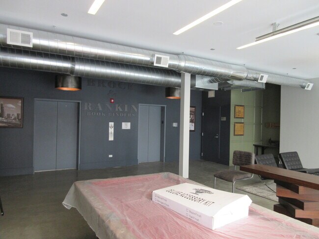 Building Photo - 619 S LaSalle St