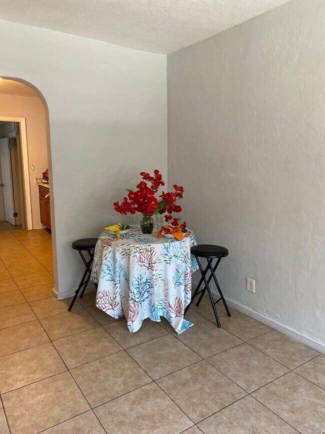 Foto del edificio - Humble Two Bedroom available for immediate...