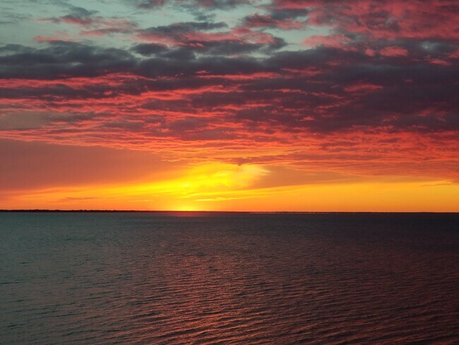 Foto del edificio - Stylish Condo in Waterfront Bayview Terrace – Updated Interiors, In-Unit Washer/Dryer, Access to ...