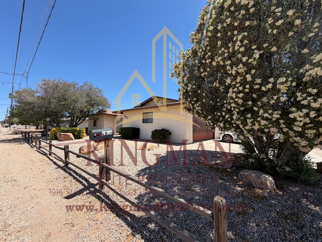 Foto del edificio - 3 Bedroom / 2 Bath Home with Courtyard Entry, Fireplace & Spacious Backyard