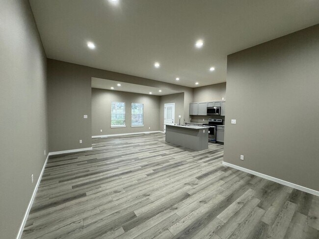 Foto del edificio - Newer 4 Bedrooms/2 Baths/Oversized 2 Car Garage Home Coming Available!