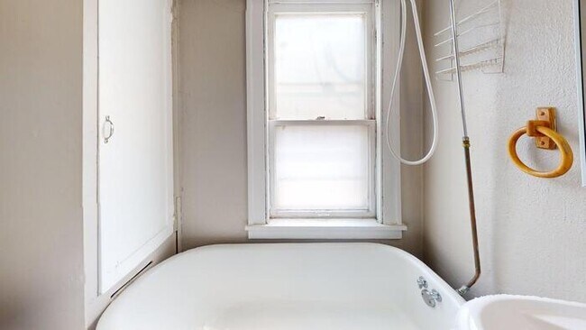 Building Photo - 413 1/2 W Thayer Ave