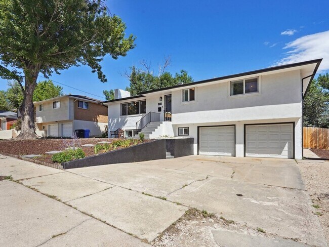 Building Photo - 4 Bedroom Single Family Home in Colorado S...
