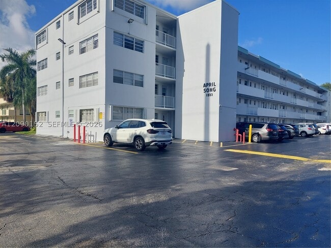 Building Photo - 1333 E Hallandale Beach Blvd