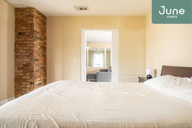 Building Photo - ROOM ONLY in 4-bed/2.0-bath Home