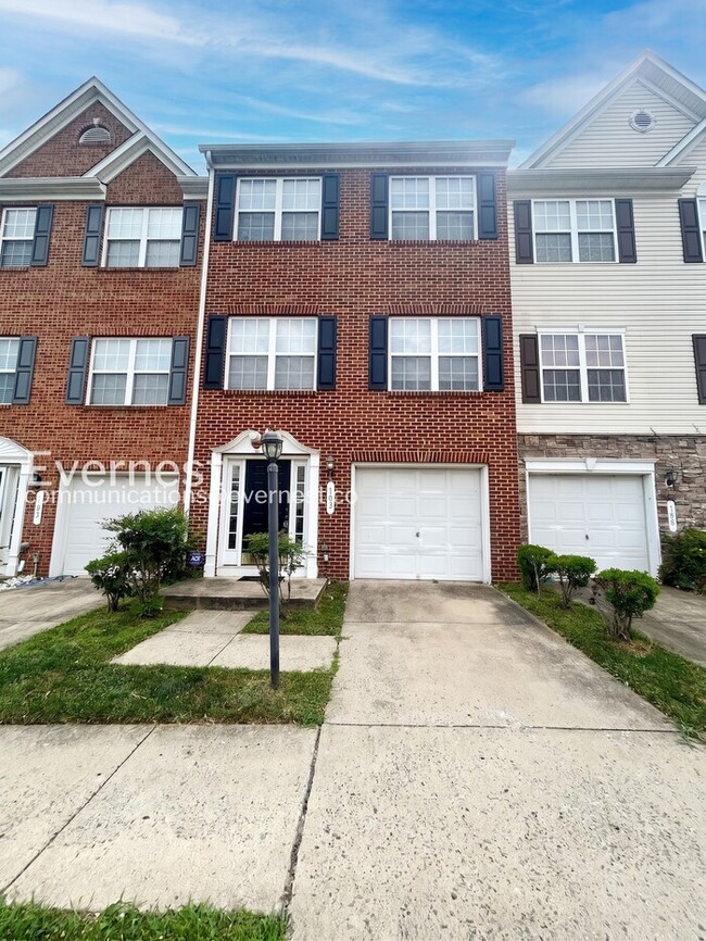 3 Bed/3 Bath Townhome with Fenced Yard and Garage / Available Soon! - 3 Bed/3 Bath Townhome with Fenced Yard and Garage / Available Soon!