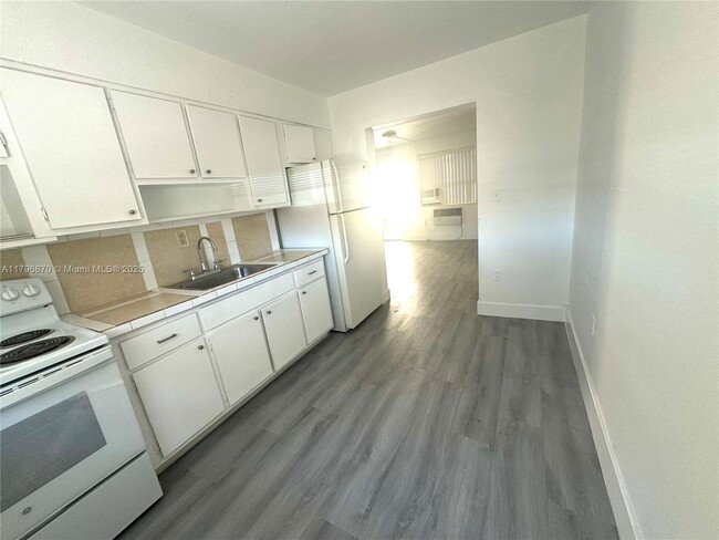 Foto del edificio - 720 NW 27th Ct