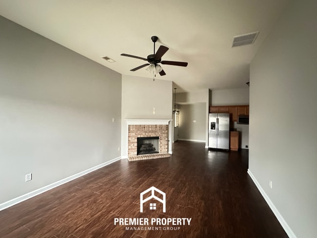 Foto del edificio - Cozy 2BR/2BA Memphis Home w/ Vaulted Ceilings, Fireplace & 2-Car Garage