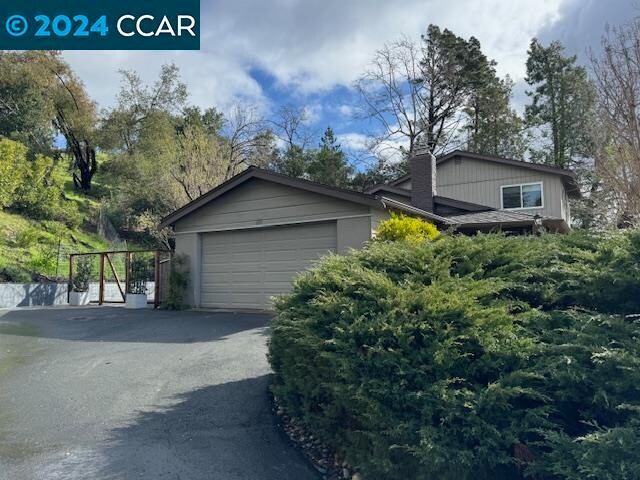 Primary Photo - 3 Bel Air Ct