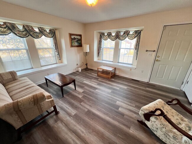 Building Photo - Christiansburg, 2BR / 2BA, Furnished Townh...