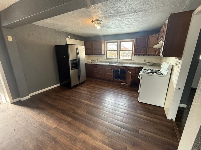 Building Photo - Check Out this Renovated House in a Quiet Neighborhood with a Large Yard!