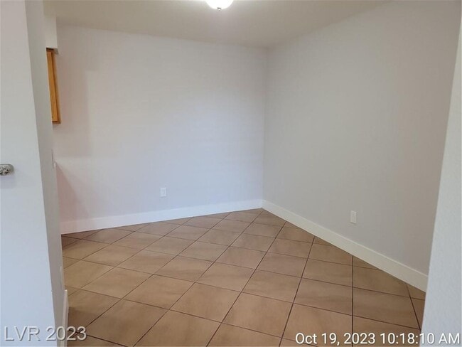 Building Photo - FANTASTIC 1ST FLOOR CONDO IN GATED SOUTHWE...