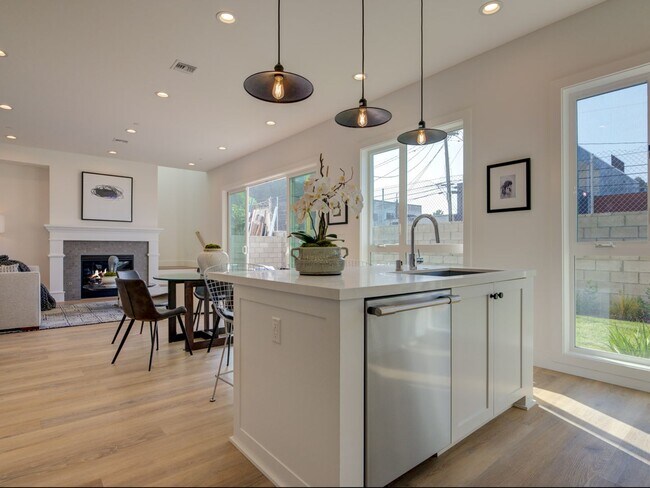 Foto del edificio - Fantastic 2 Story Farm House style Home wi...