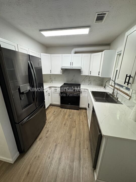 Building Photo - 1305 Sweet Pine Dr