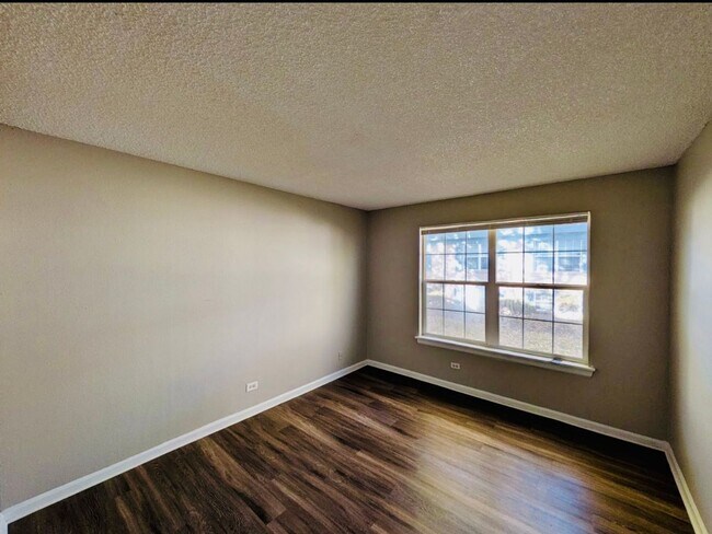 Foto del edificio - 3 Bedroom 1.5 Bathroom Townhome W/ ONE MONTH FREE