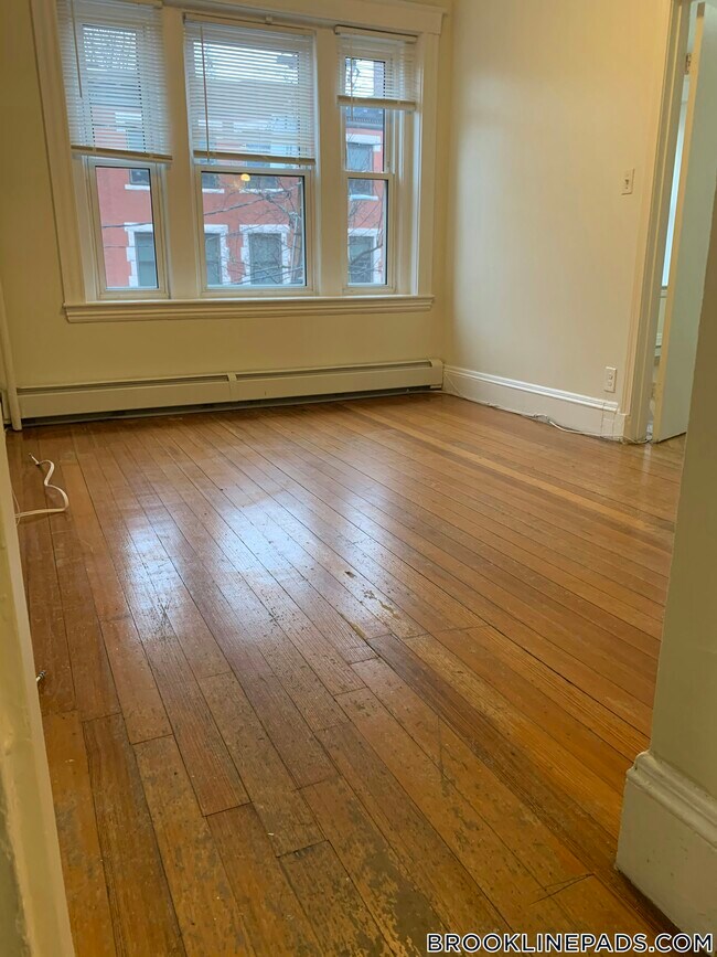 Foto del edificio - 208 Winthrop Rd