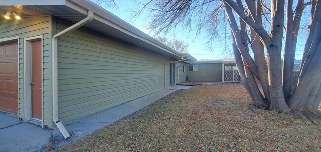 Building Photo - 920 1/2-920 1/2 Crist Dr
