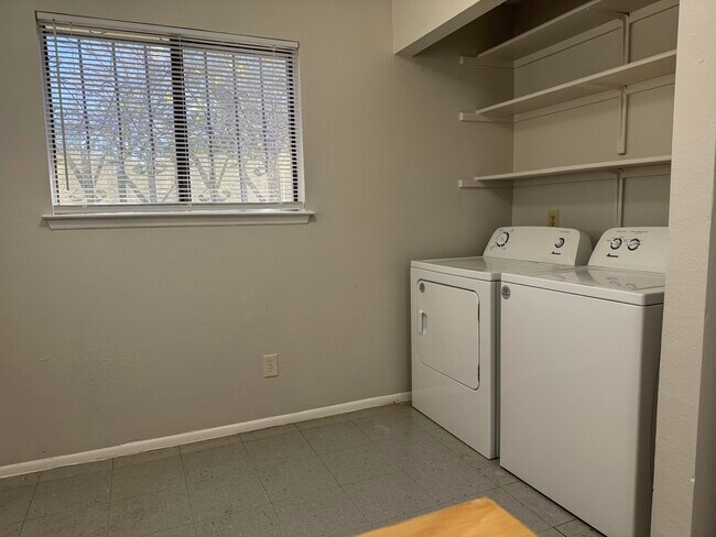 Foto del edificio - 114 Poppy St