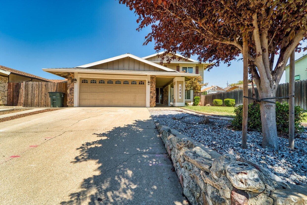 Foto principal - LARGE 5-bedroom 3 bath home in a great loc...