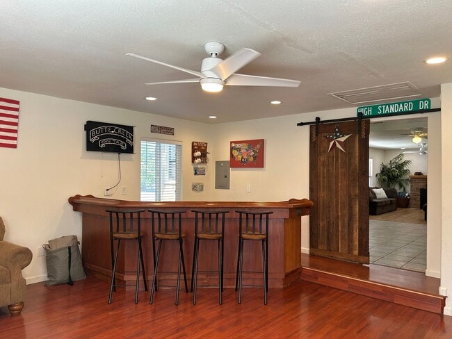 Building Photo - 2 bed, 1 bath, Bonus Room with Built-in Bar