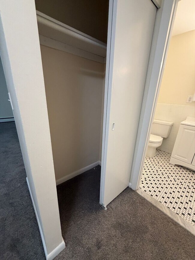 Building Photo - 2bed 2bath in Watertown available Now