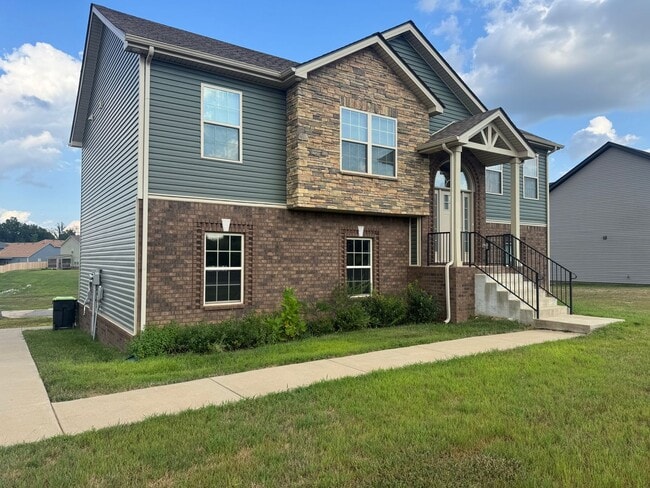 Building Photo - Stunning 4-Bedroom, 3-Bathroom Home – A Mu...