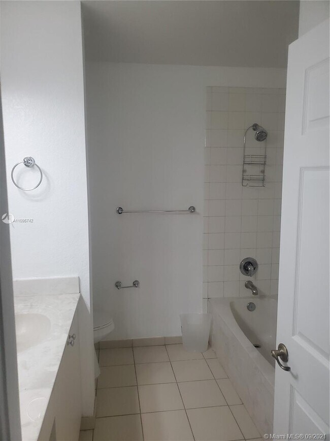 Foto del edificio - 17385 NW 7th Ave